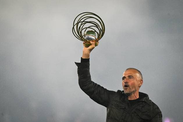Ousmane Dembele celebrates his Ballon dOr at Parc des Princes - FA Paris Saint-Germain’s head coach Luis Enrique holds his Johan Cruyff Best Coach trophy during a celebration after the French L1 football match between Paris Saint-Germain and AJ Auxerre at the Parc des Princes stadium in Paris on September 27, 2025. Photo by Firas Abdullah ABACAPRESS.COM Paris Île-de-France France  Copyright: xAbdullahxFiras ABACAx