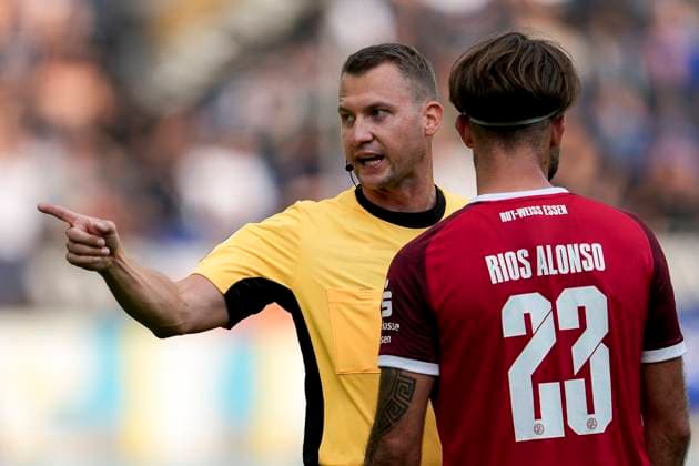 v.li.: Florian Lechner (Schiedsrichter), Jose Enrique Rios Alonso (Essen, 23), im Gespräch, Diskussion auf dem Spielfeld, Action, Aktion, Spielszene, 27.09.2025, Mannheim (Deutschland), Fussball, 3. Liga, SV Waldhof Mannheim - Rot-Weiss Essen, DFB DFL REGULATIONS PROHIBIT ANY USE OF PHOTOGRAPHS AS IMAGE SEQUENCES AND OR QUASI-VIDEO.