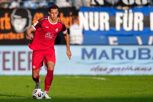 Michael Schultz (Essen, 4), am Ball, Freisteller, Ganzkörper, Einzelbild, Einzelfoto, Aktion, Action, 27.09.2025, Mannheim (Deutschland), Fussball, 3. Liga, SV Waldhof Mannheim - Rot-Weiss Essen, DFB DFL REGULATIONS PROHIBIT ANY USE OF PHOTOGRAPHS AS IMAGE SEQUENCES AND OR QUASI-VIDEO.