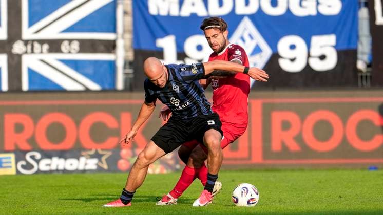 v.li.: Felix Lohkemper (SVWM, 9), Jose Enrique Rios Alonso (Essen, 23), Zweikampf, Spielszene, Duell, duel, tackle, tackling, Dynamik, Action, Aktion, 27.09.2025, Mannheim (Deutschland), Fussball, 3. Liga, SV Waldhof Mannheim - Rot-Weiss Essen, DFB DFL REGULATIONS PROHIBIT ANY USE OF PHOTOGRAPHS AS IMAGE SEQUENCES AND OR QUASI-VIDEO.