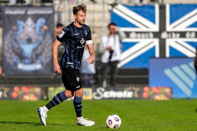 Lukas Klünter (SVWM, 24), am Ball, Freisteller, Ganzkörper, Einzelbild, Einzelfoto, Aktion, Action, 27.09.2025, Mannheim (Deutschland), Fussball, 3. Liga, SV Waldhof Mannheim - Rot-Weiss Essen, DFB DFL REGULATIONS PROHIBIT ANY USE OF PHOTOGRAPHS AS IMAGE SEQUENCES AND OR QUASI-VIDEO.