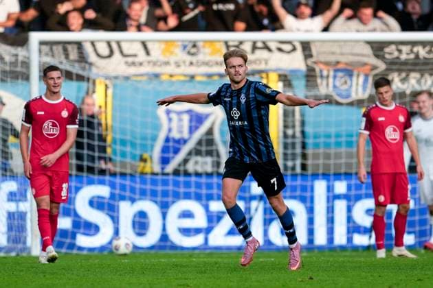 Torschütze Nicklas Shipnoski (SVWM, 7), Spieler vom SV Waldhof Mannheim (SVWM), jubelt über das Tor zum 3:0, Jubel, jubeln, Torjubel, Torerfolg, celebrate the goal, goal, celebration, jubelt ueber das Tor, Freuen, Freude, freut sich, optimistisch, positiv, Spielszene, Highlight, Freisteller, Ganzkörper, Einzelbild, Einzelfoto, Aktion, Action, 27.09.2025, Mannheim (Deutschland), Fussball, 3. Liga, SV Waldhof Mannheim - Rot-Weiss Essen, DFB DFL REGULATIONS PROHIBIT ANY USE OF PHOTOGRAPHS AS IMAGE SEQUENCES AND OR QUASI-VIDEO.
