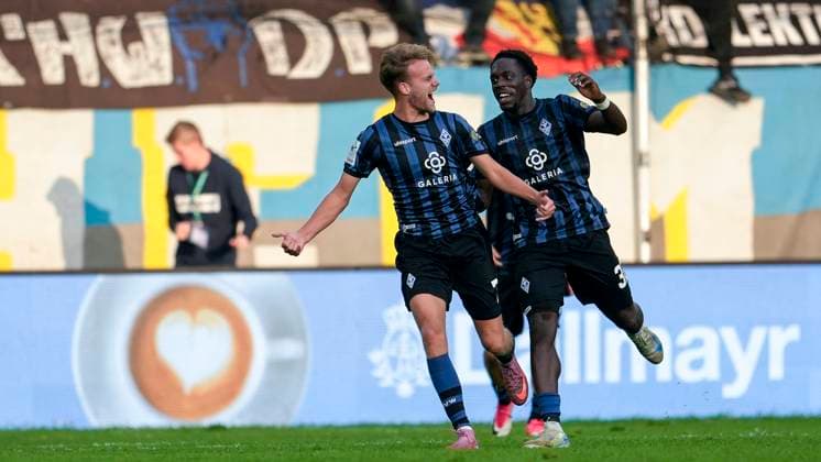 v.li.: Torschütze Nicklas Shipnoski (SVWM, 7), Kennedy Onyedika Okpala (SVWM, 32), Spieler vom SV Waldhof Mannheim (SVWM), jubeln über das Tor zum 4:0, Jubel, Torjubel, Torerfolg, celebrate the goal, goal, celebration, jubelt ueber das Tor, Freuen, Freude, freut sich, optimistisch, positiv, Spielszene, Highlight, Action, Aktion, 27.09.2025, Mannheim (Deutschland), Fussball, 3. Liga, SV Waldhof Mannheim - Rot-Weiss Essen, DFB DFL REGULATIONS PROHIBIT ANY USE OF PHOTOGRAPHS AS IMAGE SEQUENCES AND OR QUASI-VIDEO.