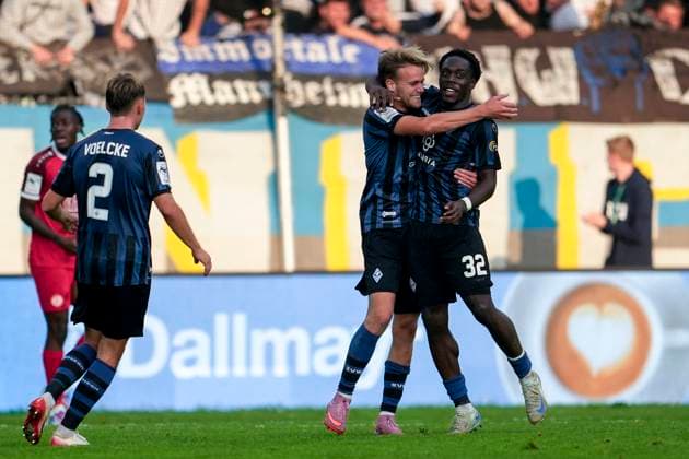 v.li.: Sascha Voelcke (SVWM, 2), Torschütze Nicklas Shipnoski (SVWM, 7), Kennedy Onyedika Okpala (SVWM, 32), Spieler vom SV Waldhof Mannheim (SVWM), jubeln über das Tor zum 4:0, Jubel, Torjubel, Torerfolg, celebrate the goal, goal, celebration, jubelt ueber das Tor, Freuen, Freude, freut sich, optimistisch, positiv, Spielszene, Highlight, Action, Aktion, 27.09.2025, Mannheim (Deutschland), Fussball, 3. Liga, SV Waldhof Mannheim - Rot-Weiss Essen, DFB DFL REGULATIONS PROHIBIT ANY USE OF PHOTOGRAPHS AS IMAGE SEQUENCES AND OR QUASI-VIDEO.