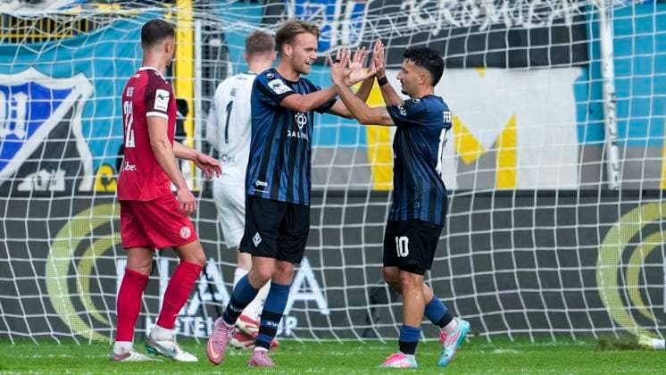 v.li.: Torschütze Nicklas Shipnoski (SVWM, 7), Arianit Ferati (SVWM, 10), Spieler vom SV Waldhof Mannheim (SVWM), jubeln über das Tor zum 5:1, Jubel, Torjubel, Torerfolg, celebrate the goal, goal, celebration, jubelt ueber das Tor, Freuen, Freude, freut sich, optimistisch, positiv, Spielszene, Highlight, Action, Aktion, 27.09.2025, Mannheim (Deutschland), Fussball, 3. Liga, SV Waldhof Mannheim - Rot-Weiss Essen, DFB DFL REGULATIONS PROHIBIT ANY USE OF PHOTOGRAPHS AS IMAGE SEQUENCES AND OR QUASI-VIDEO.
