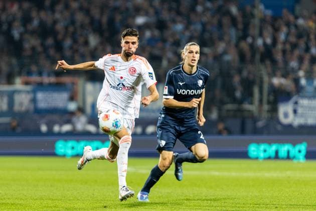 2. Fußball Bundesliga: VfL Bochum - Fortuna Düsseldorf; Vonovia-Ruhrstadion, Bochum; 27.09.2025 Noah Loosli (VfL Bochum, 20), Anouar El Azzouzi (Fortuna Düsseldorf, 8) 2. Fußball Bundesliga: VfL Bochum - Fortuna Düsseldorf; Vonovia-Ruhrstadion, Bochum; 27.09.2025 DFL regulations prohibit any use of photographs as image sequences and or quasi video.
