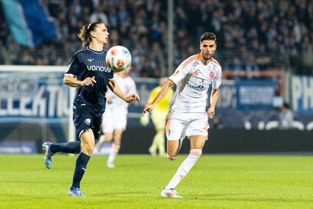 2. Fußball Bundesliga: VfL Bochum - Fortuna Düsseldorf; Vonovia-Ruhrstadion, Bochum; 27.09.2025 Noah Loosli (VfL Bochum, 20), Anouar El Azzouzi (Fortuna Düsseldorf, 8) 2. Fußball Bundesliga: VfL Bochum - Fortuna Düsseldorf; Vonovia-Ruhrstadion, Bochum; 27.09.2025 DFL regulations prohibit any use of photographs as image sequences and or quasi video.