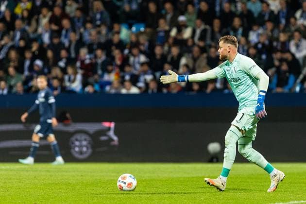 2. Fußball Bundesliga: VfL Bochum - Fortuna Düsseldorf; Vonovia-Ruhrstadion, Bochum; 27.09.2025 Timo Horn (VfL Bochum, 1) 2. Fußball Bundesliga: VfL Bochum - Fortuna Düsseldorf; Vonovia-Ruhrstadion, Bochum; 27.09.2025 DFL regulations prohibit any use of photographs as image sequences and or quasi video.