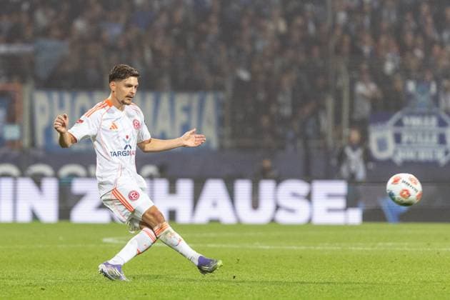 2. Fußball Bundesliga: VfL Bochum - Fortuna Düsseldorf; Vonovia-Ruhrstadion, Bochum; 27.09.2025 Florent Muslija (Fortuna Düsseldorf, 24) 2. Fußball Bundesliga: VfL Bochum - Fortuna Düsseldorf; Vonovia-Ruhrstadion, Bochum; 27.09.2025 DFL regulations prohibit any use of photographs as image sequences and or quasi video.