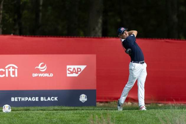 September 27, 2025, Farmingdale, Ny, United States: FARMINGDALE, NY - SEPTEMBER 27: Justin Thomas of Team USA tees off on hole 8 during the Ryder Cup - Afternoon Fourball Matches at Bethpage Black Golf Course on September 27, 2025 in Farmingdale, NY. Ryder Cup - Afternoon Fourball Matches  - ZUMAt139 20250927_aaa_t139_076 Copyright: xAlxChang IsixPhotosx