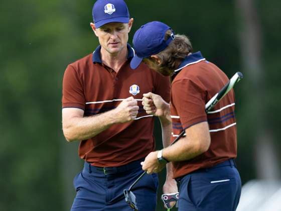 September 27, 2025, Farmingdale, Ny, United States: FARMINGDALE, NY - SEPTEMBER 27: Justin Rose of Team Europe gives Tommy Fleetwood of Team Europe a fist bump after sinking his birdie putt on hole 14 during the Ryder Cup - Afternoon Fourball Matches at Bethpage Black Golf Course on September 27, 2025 in Farmingdale, NY. Farmingdale United States - ZUMAt139 20250927_aaa_t139_071 Copyright: xAlxChang IsixPhotosx
