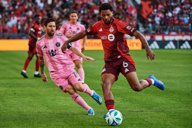 September 27, 2025, Toronto, On, Canada: Inter Miami s Lionel Messi (10) battles for the ball with Toronto FC s Kosi Thompson (6) during first half MLS, Fussball Herren, USA action in Toronto, on Saturday, Sept. 27, 2025. Canada News - September 27, 2025 - ZUMAc35_ 20250927_zaf_c35_090 Copyright: xSammyxKoganx