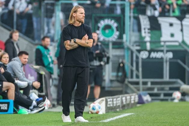 1. Bundesliga - Borussia Mönchengladbach - Eintracht Frankfurt am 27.09.2025 im Borussia-Park in Mönchengladbach Trainer Eugen Polanski (Gladbach) nachdenklich