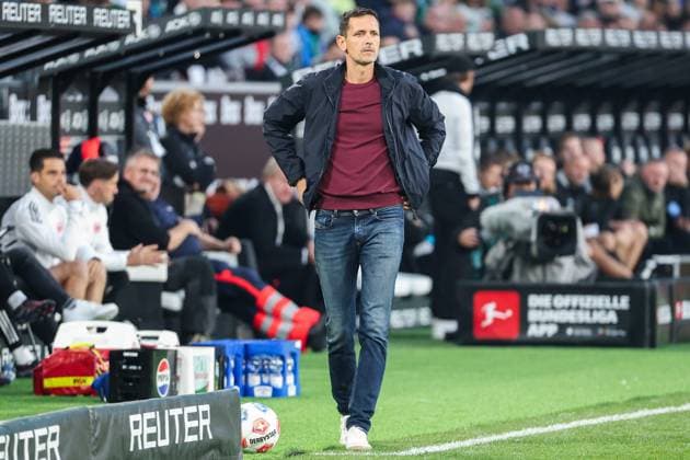 1. Bundesliga - Borussia Mönchengladbach - Eintracht Frankfurt am 27.09.2025 im Borussia-Park in Mönchengladbach Trainer Dino Toppmöller Toppmoeller Toppmoller (Frankfurt) nachdenklich