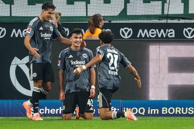 1. Bundesliga - Borussia Mönchengladbach - Eintracht Frankfurt am 27.09.2025 im Borussia-Park in Mönchengladbach Jubel, Torjubel, Torschuetze, Torschütze Can Uzun (Frankfurt 42) jubelt nach seinem Tor zum 0 zu 5 mit Nathaniel Nene Brown (Frankfurt 21)