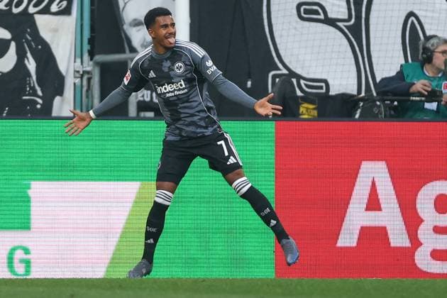 1. Bundesliga - Borussia Mönchengladbach - Eintracht Frankfurt am 27.09.2025 im Borussia-Park in Mönchengladbach Jubel, Torjubel, Torschuetze, Torschütze Ansgar Knauff (Frankfurt 7) jubelt nach seinem Tor zum 0 zu 2