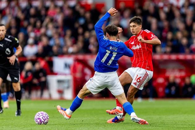 Nottingham Forest v Sunderland Premier League 27 09 2025. Nottingham Forest midfielder Nicolas Dom?nguez (16) plays a pass during the Premier League match between Nottingham Forest and Sunderland at the City Ground, Nottingham, England on 27 September 2025. Nottingham City Ground Nottinghamshire England Editorial use only DataCo restrictions apply See www.football-dataco.com , Copyright: xManjitxNarotrax PSI-22927-0051