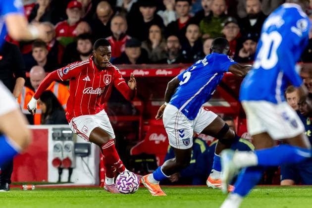 Nottingham Forest v Sunderland Premier League 27 09 2025. Nottingham Forest midfielder Callum Hudson-Odoi (7) runs forward on wing during the Premier League match between Nottingham Forest and Sunderland at the City Ground, Nottingham, England on 27 September 2025. Nottingham City Ground Nottinghamshire England Editorial use only DataCo restrictions apply See www.football-dataco.com , Copyright: xManjitxNarotrax PSI-22927-0151