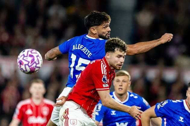 Nottingham Forest v Sunderland Premier League 27 09 2025. Sunderland defender Omar Alderete (15) heads the ball during the Premier League match between Nottingham Forest and Sunderland at the City Ground, Nottingham, England on 27 September 2025. Nottingham City Ground Nottinghamshire England Editorial use only DataCo restrictions apply See www.football-dataco.com , Copyright: xManjitxNarotrax PSI-22927-0191