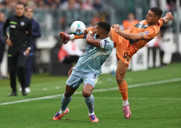 (250928) -- TURIN, Sept. 28, 2025 -- Juventus Bremer (L) vies with Atalanta s Nikola Krstovic during a Serie A football match between Juventus and Atalanta in Turin, Italy, Sept. 27, 2025. ) (SP)ITALY-TURIN-FOOTBALL-SERIE A-JUVENTUS VS ATALANTA LixJing 