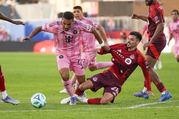 Inter Miami CF v Toronto FC - MLS, Fussball Herren, USA Yannick Bright 42 of Inter Miami CF and Raoul Petretta 28 of Toronto FC battle for the ball during the Major League Soccer Match between Inter Miami CF and Toronto FC at BMO Field Stadium. on September 27, 2025 in Toronto, Canada. (Photo by Leonardo Ramirez Eyepix Group) Copyright: xLeonardoxRamirezx xEyepixxGroupx LR-27092025-00729