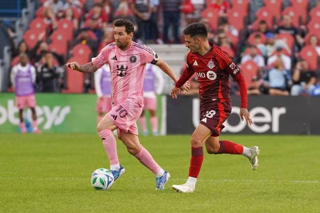 Inter Miami CF v Toronto FC - MLS, Fussball Herren, USA Lionel Messi 10 of Inter Miami CF and Raoul Petretta 28 of Toronto FC battle for the ball during the Major League Soccer Match between Inter Miami CF and Toronto FC at BMO Field Stadium. on September 27, 2025 in Toronto, Canada. (Photo by Leonardo Ramirez Eyepix Group) Copyright: xLeonardoxRamirezx xEyepixxGroupx LR-27092025-00796