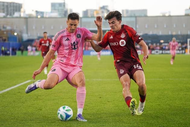 Inter Miami CF v Toronto FC - MLS, Fussball Herren, USA Tadeo Allende 21 of Inter Miami CF and Alonso Coello 14 of Toronto FC battle for the ball during the Major League Soccer Match between Inter Miami CF and Toronto FC at BMO Field Stadium. on September 27, 2025 in Toronto, Canada. (Photo by Leonardo Ramirez Eyepix Group) Copyright: xLeonardoxRamirezx xEyepixxGroupx LR-27092025-00802