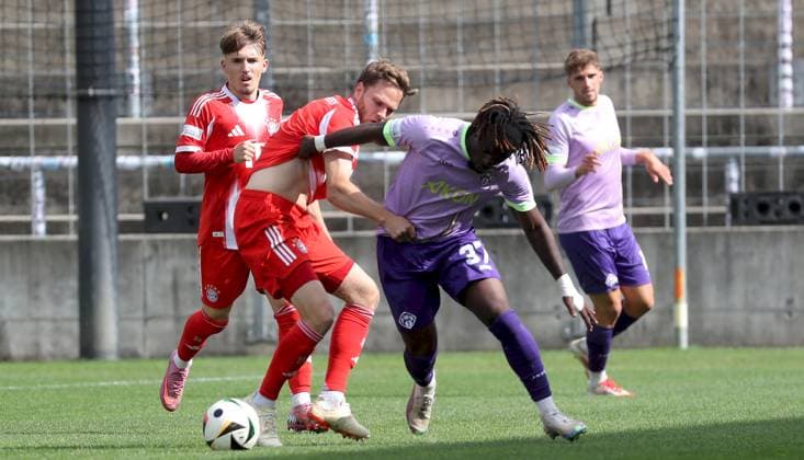 27.09.2025, xfsx, Herren, Fussball, Saison 2025 2026, Regionalliga Bayern, 11. Spieltag: FC Bayern Muenchen II - FC Wuerzburger Kickers v.li.: Lennart Karl (FC Bayern Muenchen II), Benno Schmitz (FC Bayern Muenchen II), Eliot Muteba (FC Wuerzburger Kickers), Marius Uhl (FC Wuerzburger Kickers) Muenchen Stadion an der Gruenwalder Strasse Bayern Deutschland