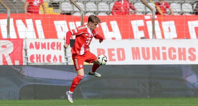27.09.2025, xfsx, Herren, Fussball, Saison 2025 2026, Regionalliga Bayern, 11. Spieltag: FC Bayern Muenchen II - FC Wuerzburger Kickers v.li.: Tim Andreas Binder (FC Bayern Muenchen II), Freisteller, Einzelbild, Aktion Muenchen Stadion an der Gruenwalder Strasse Bayern Deutschland