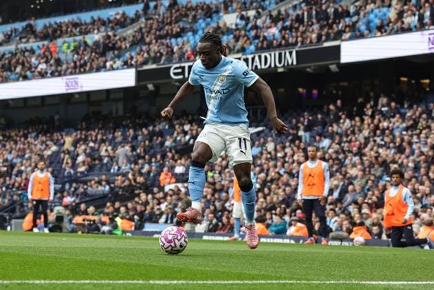 Premier League Manchester City v Burnley Jeremy Doku of Manchester City with the ball during the Premier League match Manchester City vs Burnley at Etihad Stadium, Manchester, United Kingdom, 27th September 2025 (Photo by Mark Cosgrove News Images) Manchester Etihad Stadium Manchester United, ManU Kingdom Copyright: xMarkxCosgrove NewsxImagesx