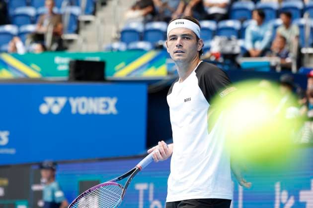 September 28, 2025, Tokyo, Japan: Taylor Fritz of the USA returns a shot against fellow American Sebastian Korda during their quarterfinals match at the Japan Open Tennis Championships at Ariake Colosseum in Tokyo. The tournament runs from September 22 to 30. Fritz won 6-3, 6(5)-7, 6-3. Tokyo Japan - ZUMAm191 20250928_aap_m191_012 Copyright: xRodrigoxReyesxMarinx