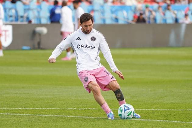 Inter Miami CF v Toronto FC - MLS, Fussball Herren, USA Lionel Messi 10 of Inter Miami CF warms up during the Major League Soccer Match between Inter Miami CF and Toronto FC at BMO Field Stadium. on September 27, 2025 in Toronto, Canada. (Photo by Leonardo Ramirez Eyepix Group) Copyright: xLeonardoxRamirezx xEyepixxGroupx LR-27092025-00198