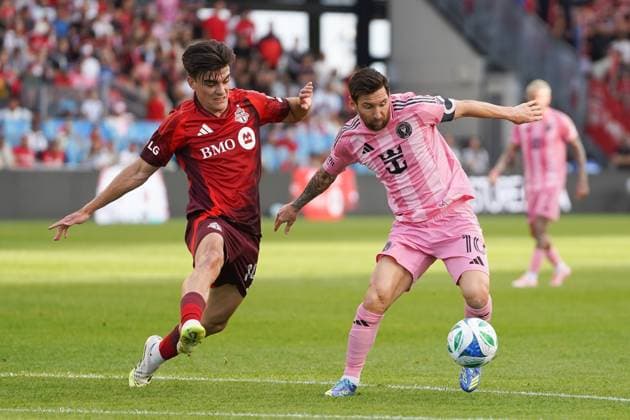 Inter Miami CF v Toronto FC - MLS, Fussball Herren, USA Lionel Messi 10 of Inter Miami CF and Alonso Coello 14 of Toronto FC battle for the ball during the Major League Soccer Match between Inter Miami CF and Toronto FC at BMO Field Stadium. on September 27, 2025 in Toronto, Canada. (Photo by Leonardo Ramirez Eyepix Group) Copyright: xLeonardoxRamirezx xEyepixxGroupx LR-27092025-00443