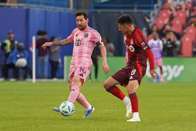 September 27, 2025, Toronto, Ontario, Canada: Lionel Messi 10 of Inter Miami CF is pressured by Raoul Petretta 28 of Toronto FC during the Major League Soccer Match between Inter Miami CF and Toronto FC at BMO Field Stadium. on September 27, 2025 in Toronto, Canada. Toronto Canada - ZUMAe321 20250927_zsa_e321_039 Copyright: xLeonardoxRamirezx
