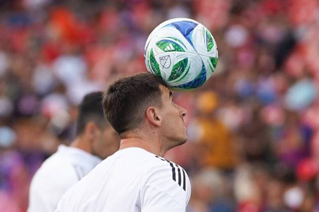 September 27, 2025, Toronto, Ontario, Canada: Tadeo Allende 21 of Inter Miami CF warms up during the Major League Soccer Match between Inter Miami CF and Toronto FC at BMO Field Stadium. on September 27, 2025 in Toronto, Canada. Toronto Canada - ZUMAe321 20250927_zsa_e321_052 Copyright: xLeonardoxRamirezx