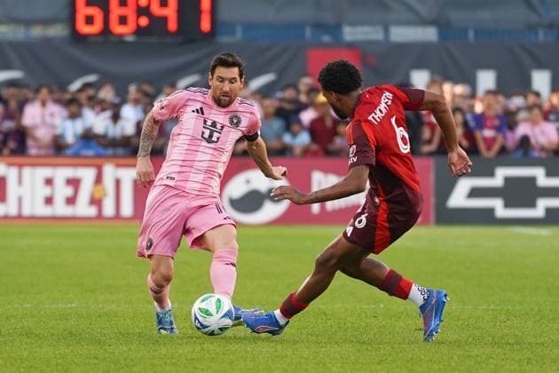 September 27, 2025, Toronto, Ontario, Canada: Lionel Messi 10 of Inter Miami CF and Kosi Thompson 6 of Toronto FC battle for the ball during the Major League Soccer Match between Inter Miami CF and Toronto FC at BMO Field Stadium. on September 27, 2025 in Toronto, Canada. Toronto Canada - ZUMAe321 20250927_zsa_e321_058 Copyright: xLeonardoxRamirezx