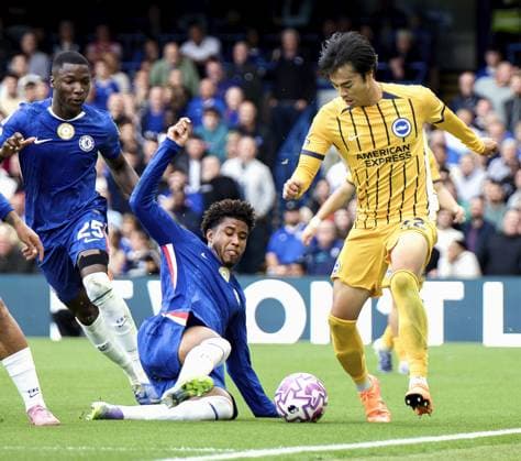 Football: Premier League Kaoru Mitoma (R) of Brighton vies for the ball in an English Premier League football match against Chelsea on Sept. 27, 2025, in London.  A14AA0004886923P