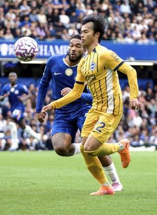 Football: Premier League Kaoru Mitoma (front) of Brighton vies for the ball in an English Premier League football match against Chelsea on Sept. 27, 2025, in London.  A14AA0004886925P