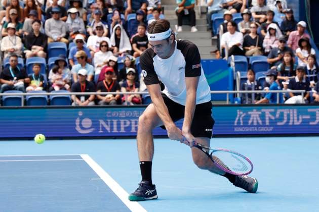 September 28, 2025, Tokyo, Japan: Taylor Fritz of the USA returns a shot against fellow American Sebastian Korda during their quarterfinals match at the Japan Open Tennis Championships at Ariake Colosseum in Tokyo. The tournament runs from September 22 to 30. Fritz won 6-3, 6(5)-7, 6-3. Tokyo Japan - ZUMAm191 20250928_aap_m191_019 Copyright: xRodrigoxReyesxMarinx