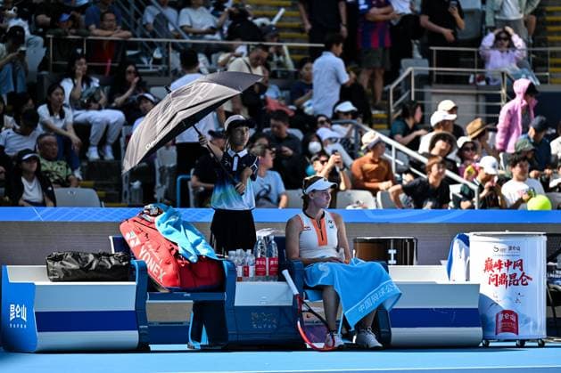 (250928) -- BEIJING, Sept. 28, 2025 -- Elena Rybakina of Kazakhstan takes a break during the women s singles third round match between Elena Rybakina of Kazakhstan and Eva Lys of Germany at 2025 China Open tennis tournament in Beijing, China, Sept. 28, 2025. ) (SP)CHINA-BEIJING-TENNIS-CHINA OPEN-WOMEN S SINGLES-THIRD ROUND (CN) XinxMengchen 