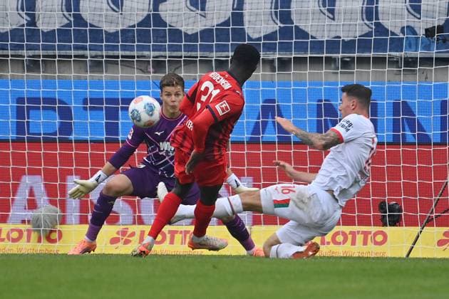 Tor Sirlord CONTEH (Heidenheim) zum 2-0, Aktion,Torschuss. gegen Cedric Adrian ZESIGER (FC Augsburg) und Torwart Finn DAHMEN (FC Augsburg). Fussball 1. Bundesliga Saison 2025 2026, 5.Spieltag, Spieltag05 1.FC Heidenheim - FC Augsburg 2-1 am 27.09.2025, VOITH ARENA
