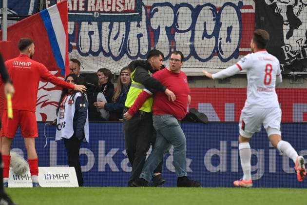 Nach Spielende stuermen Heidenheimer Fans,Fussballfans das Spielefeld und wollren die Augsburger Spieler attackieren. Fussball 1. Bundesliga Saison 2025 2026, 5.Spieltag, Spieltag05 1.FC Heidenheim - FC Augsburg 2-1 am 27.09.2025, VOITH ARENA