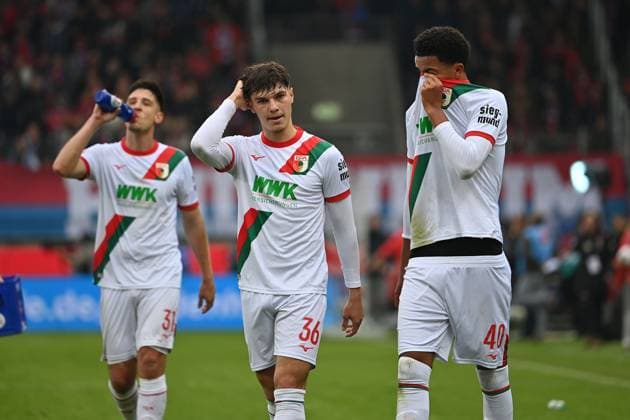 v.re:Noahkai BANKS (FC Augsburg), Mert KOEMUER (FC Augsburg), Keven SCHLOTTERBECK (FC Augsburg) nach Spielende, Enttaeuschung,Frust, enttaeuscht,frustriert,niedergeschlagen, Fussball 1. Bundesliga Saison 2025 2026, 5.Spieltag, Spieltag05 1.FC Heidenheim - FC Augsburg 2-1 am 27.09.2025, VOITH ARENA