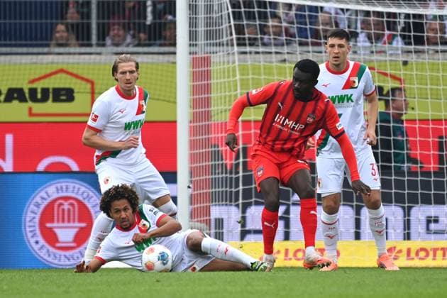 Han-Noah MASENGO (FC Augsburg), Aktion,Zweikampf gegen Sirlord CONTEH (Heidenheim). hi:Kristijan JAKIC (FC Augsburg),Keven SCHLOTTERBECK (FC Augsburg). Fussball 1. Bundesliga Saison 2025 2026, 5.Spieltag, Spieltag05 1.FC Heidenheim - FC Augsburg 2-1 am 27.09.2025, VOITH ARENA