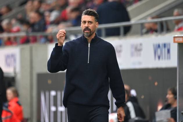 Sandro WAGNER (Trainer FC Augsburg), Gestik,gibt Anweisungen, Einzelbild,angeschnittenes Einzelmotiv,Halbfigur,halbe Figur. Fussball 1. Bundesliga Saison 2025 2026, 5.Spieltag, Spieltag05 1.FC Heidenheim - FC Augsburg 2-1 am 27.09.2025, VOITH ARENA