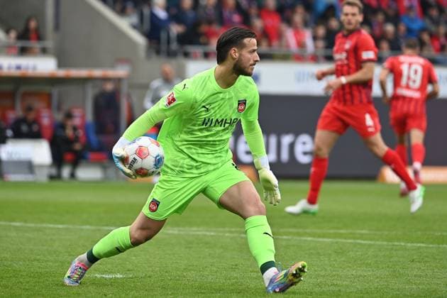 Torwart Diant RAMAJ (Heidenheim), Abwurf,Aktion,Einzelaktion,Einzelbild, Freisteller,Ganzkoerperaufnahme,ganze Figur. Fussball 1. Bundesliga Saison 2025 2026, 5.Spieltag, Spieltag05 1.FC Heidenheim - FC Augsburg 2-1 am 27.09.2025, VOITH ARENA