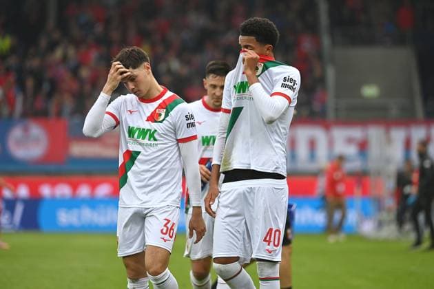 v.re:Noahkai BANKS (FC Augsburg), Mert KOEMUER (FC Augsburg), hi:Keven SCHLOTTERBECK (FC Augsburg) nach Spielende, Enttaeuschung,Frust,enttaeuscht, frustriert,niedergeschlagen, Fussball 1. Bundesliga Saison 2025 2026, 5.Spieltag, Spieltag05 1.FC Heidenheim - FC Augsburg 2-1 am 27.09.2025, VOITH ARENA