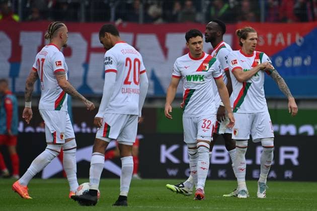 v.li: Marius WOLF (FC Augsburg),Alexis Julian CLAUDE MAURICE (FC Augsburg),Fabian RIEDER (FC Augsburg),Chrislain MATSIMA (FC AUGSBURG), Kristijan JAKIC (FC Augsburg),Enttaeuschung,Frust, enttaeuscht,frustriert,niedergeschlagen,Aktion. Fussball 1. Bundesliga Saison 2025 2026, 5.Spieltag, Spieltag05 1.FC Heidenheim - FC Augsburg 2-1 am 27.09.2025, VOITH ARENA