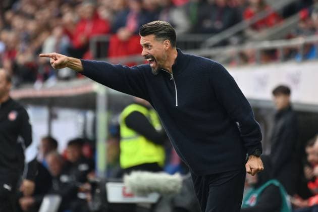 Sandro WAGNER (Trainer FC Augsburg), Gestik,gibt Anweisungen, Einzelbild,angeschnittenes Einzelmotiv,Halbfigur,halbe Figur. Fussball 1. Bundesliga Saison 2025 2026, 5.Spieltag, Spieltag05 1.FC Heidenheim - FC Augsburg 2-1 am 27.09.2025, VOITH ARENA