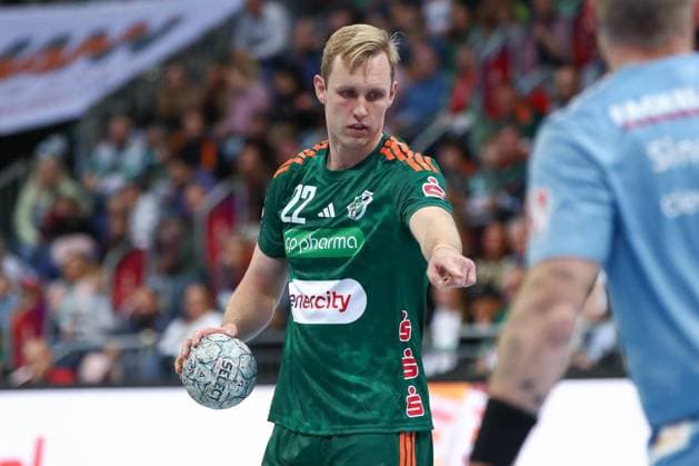 26.09.2025, xgox, Handball - Daikin HBL, TSV Hannover-Burgdorf - HC Erlangen emspor, v.l. Marian Michalczik (Hannover, 22) gibt Anweisungen, gestikuliert mit den Armen, gesticulate, gives instructions Hannover *** 26 09 2025, xgox, Handball Daikin HBL, TSV Hannover Burgdorf HC Erlangen emspor, v l Marian Michalczik Hannover, 22 gives instructions, gesticulates with arms, gesticulate, gives instructions Hannover